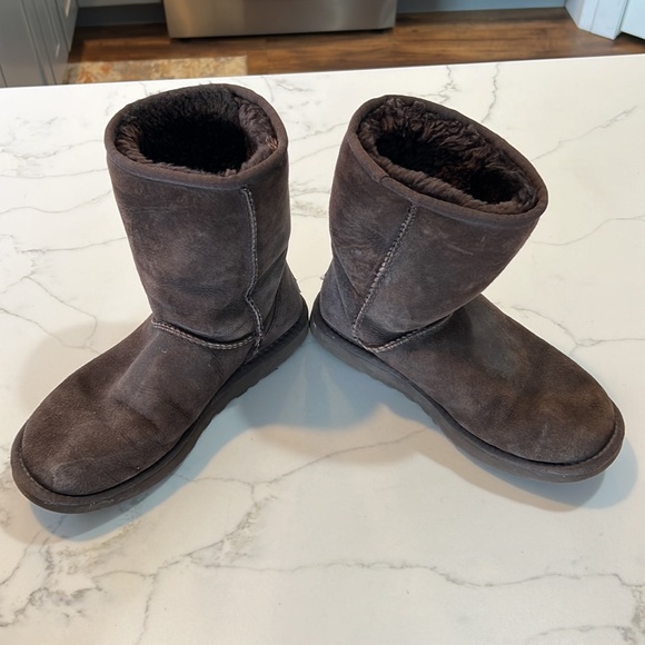 Chocolate brown short Uggs - Picture 2 of 4
